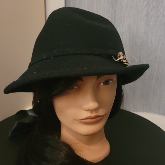 100% wool Adora hat with gold chain accent  ..new - Picture 2 of 7